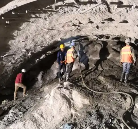 叙永拱顶带模注浆料的施工流程及注意事项